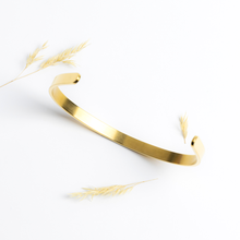 Load image into Gallery viewer, Cuff_Bracelet_Gold_Lifestyle_01_Mockup.png_15757425